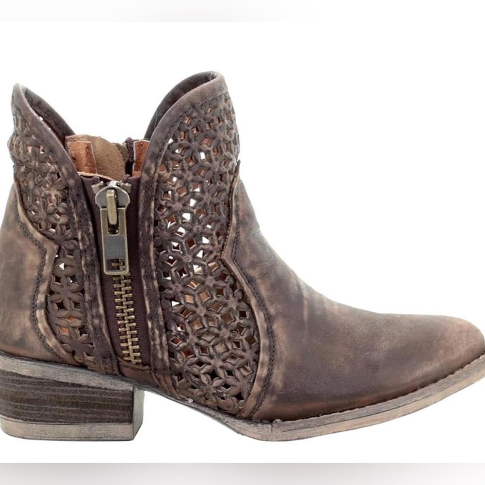 Circle G cut out distressed booties size 8 in perfect condition